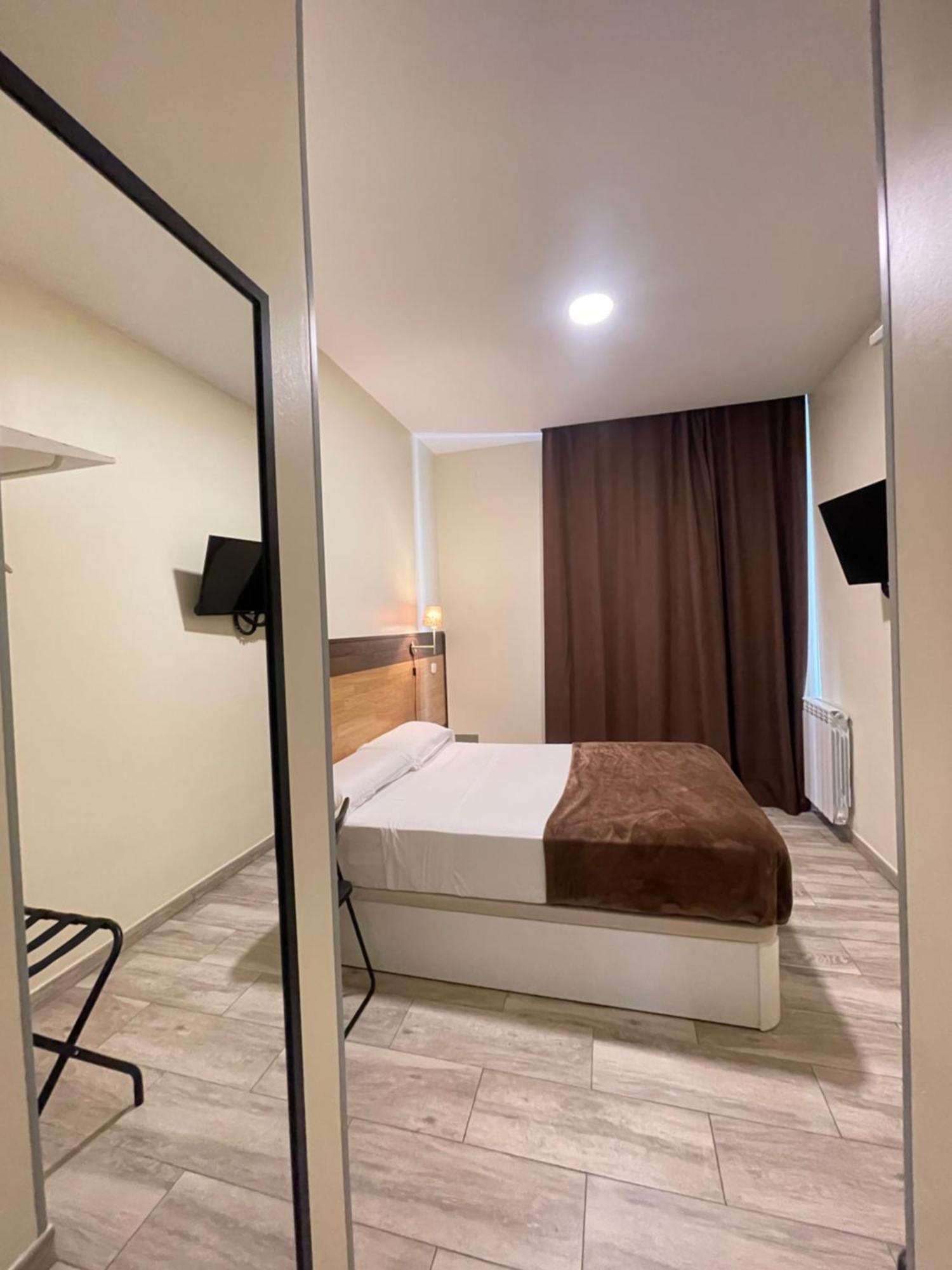 Hostal Oliver Madrid Ngoại thất bức ảnh