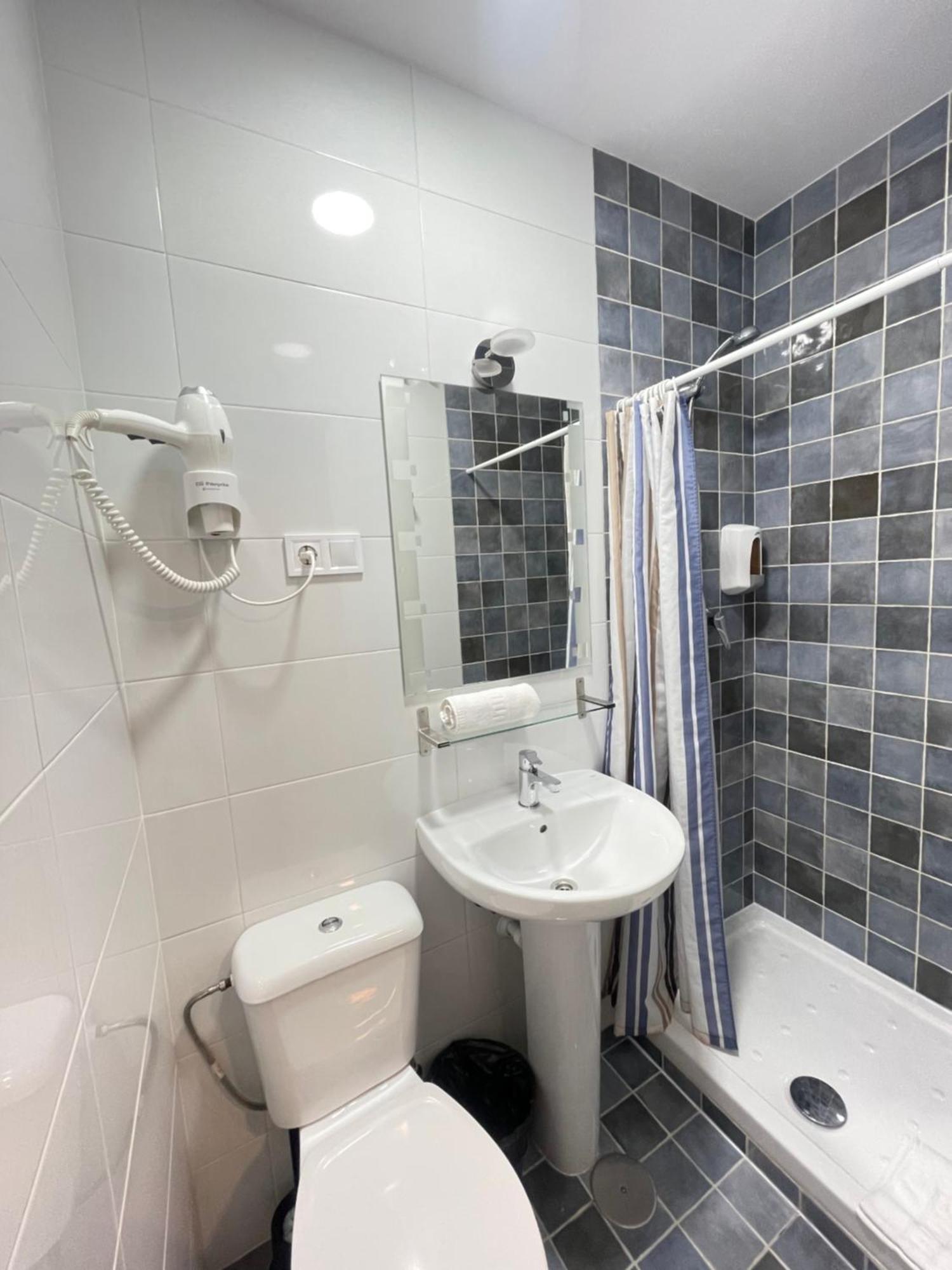 Hostal Oliver Madrid Ngoại thất bức ảnh